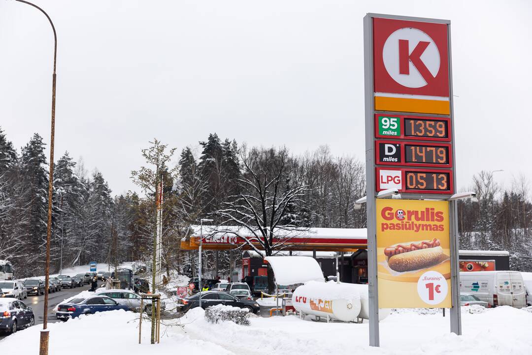 Prie degalinių Vilniuje – automobilių eilės