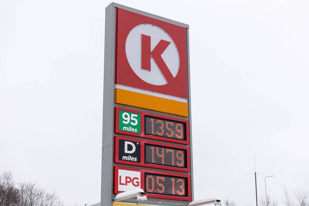 Prie degalinių Vilniuje – automobilių eilės