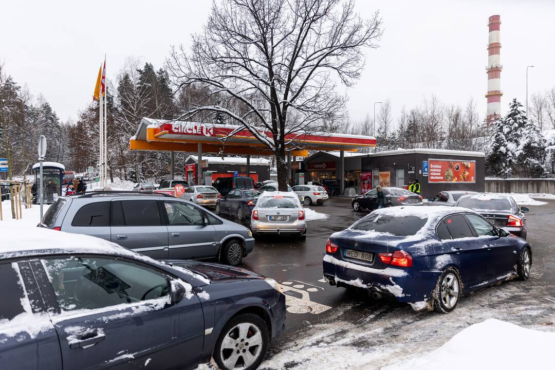 Prie degalinių Vilniuje – automobilių eilės