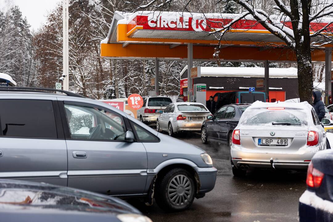 Prie degalinių Vilniuje – automobilių eilės