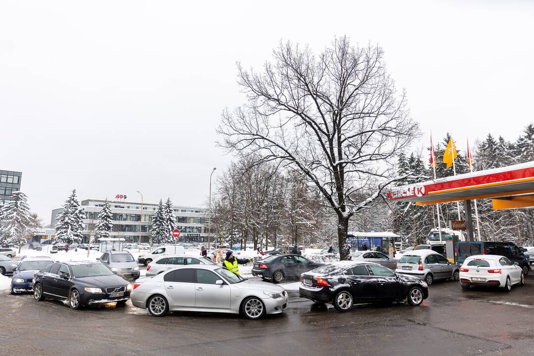 Prie degalinių Vilniuje – automobilių eilės