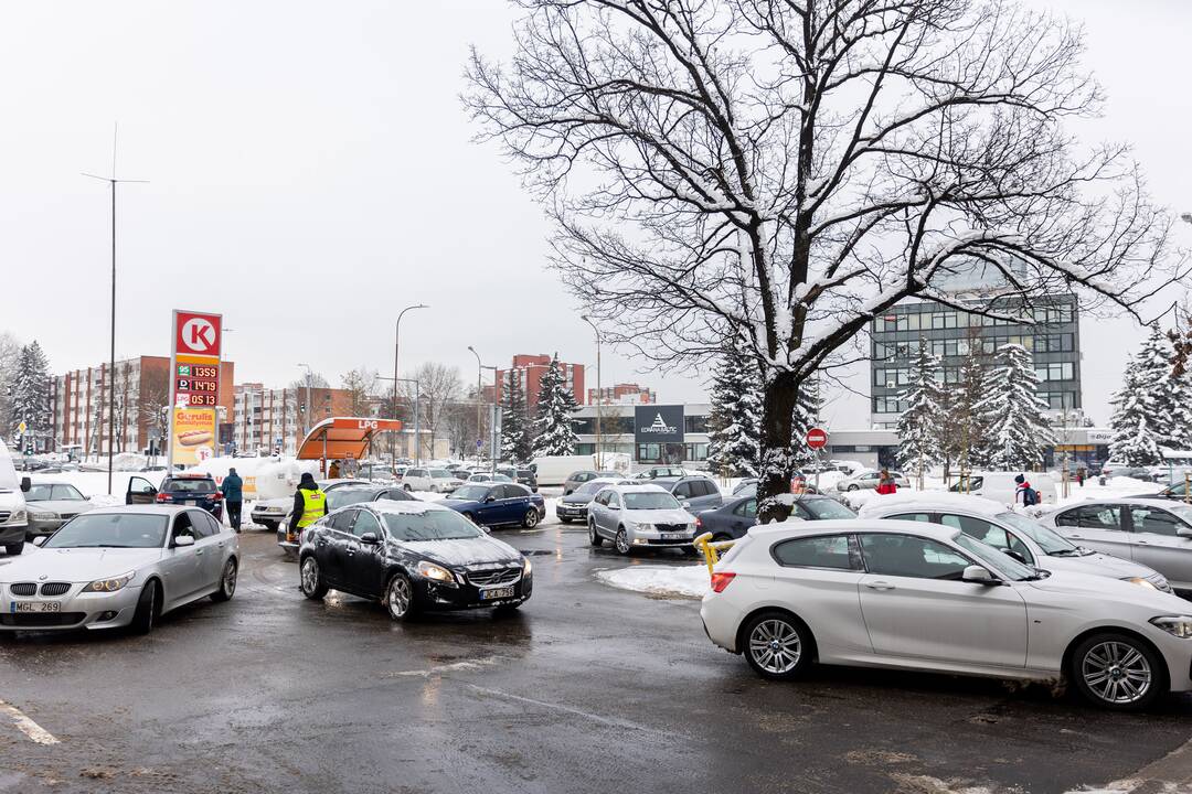 Prie degalinių Vilniuje – automobilių eilės