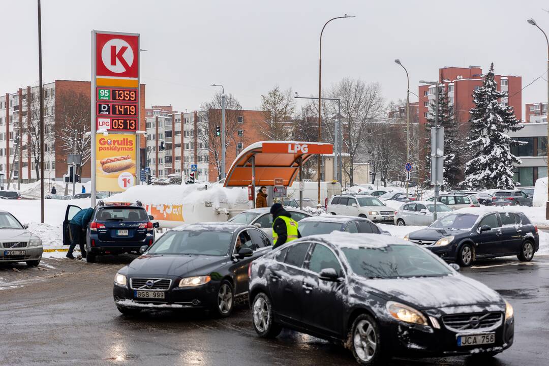 Prie degalinių Vilniuje – automobilių eilės