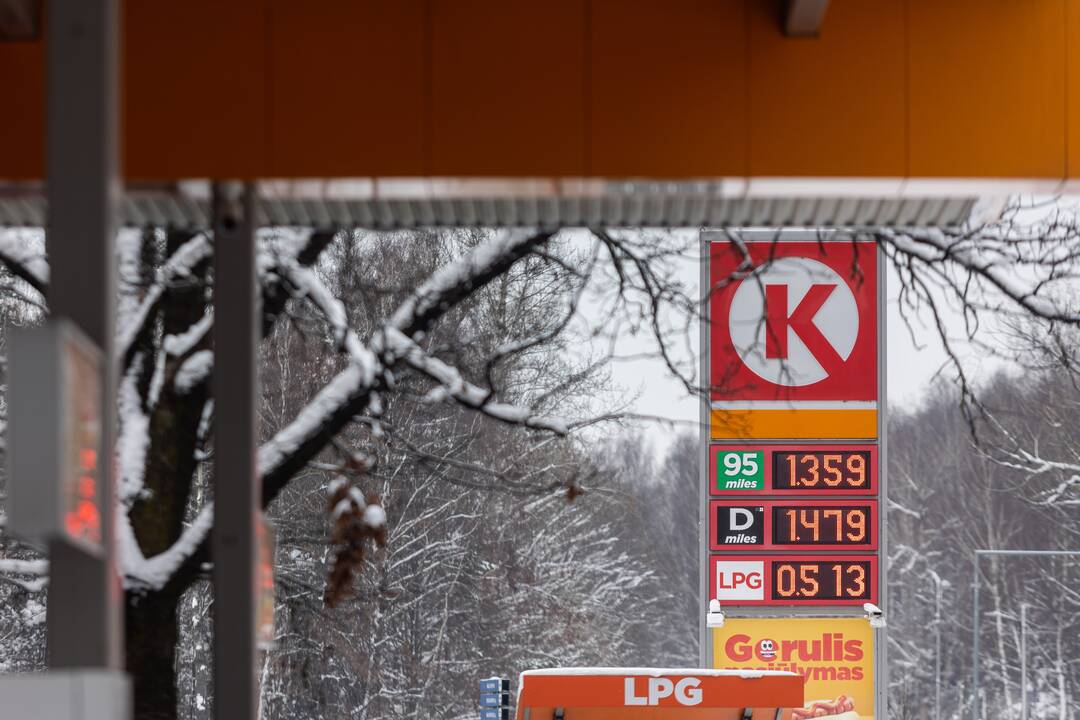 Prie degalinių Vilniuje – automobilių eilės