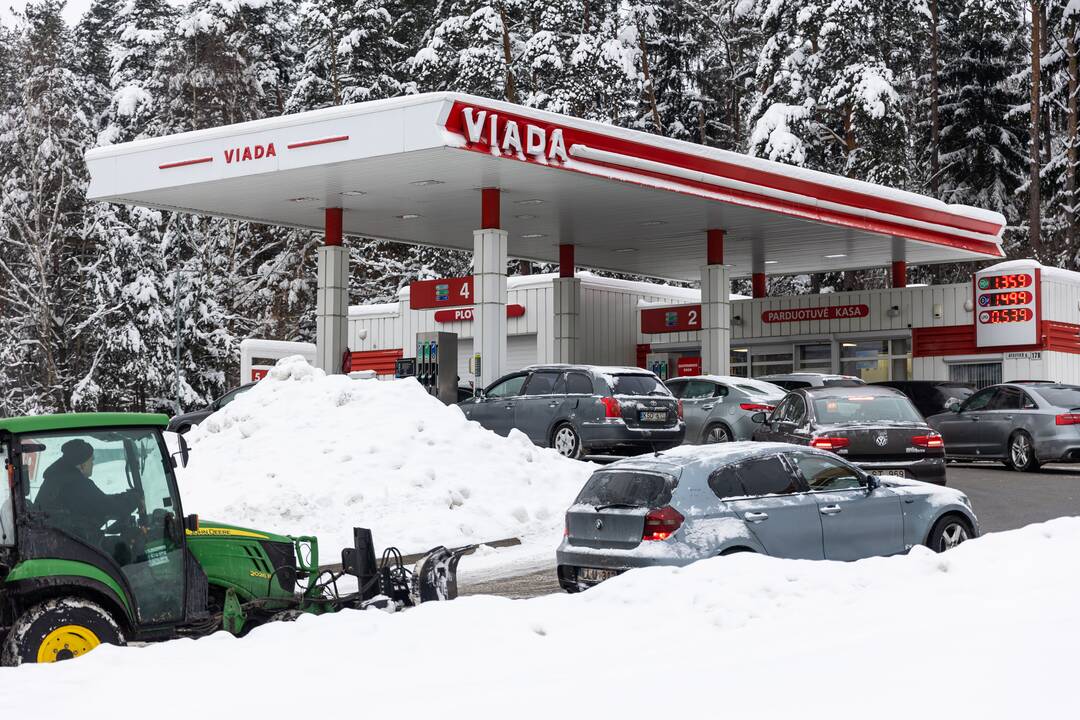 Prie degalinių Vilniuje – automobilių eilės