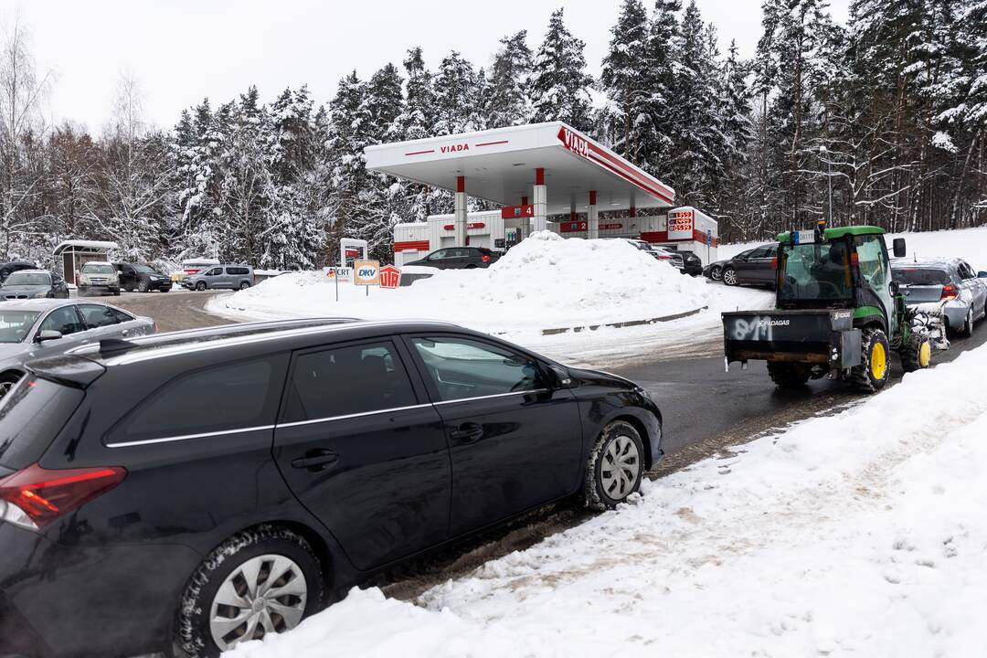 Prie degalinių Vilniuje – automobilių eilės