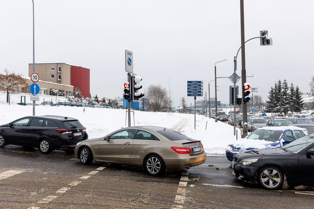 Prie degalinių Vilniuje – automobilių eilės