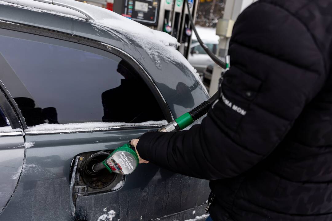 Prie degalinių Vilniuje – automobilių eilės