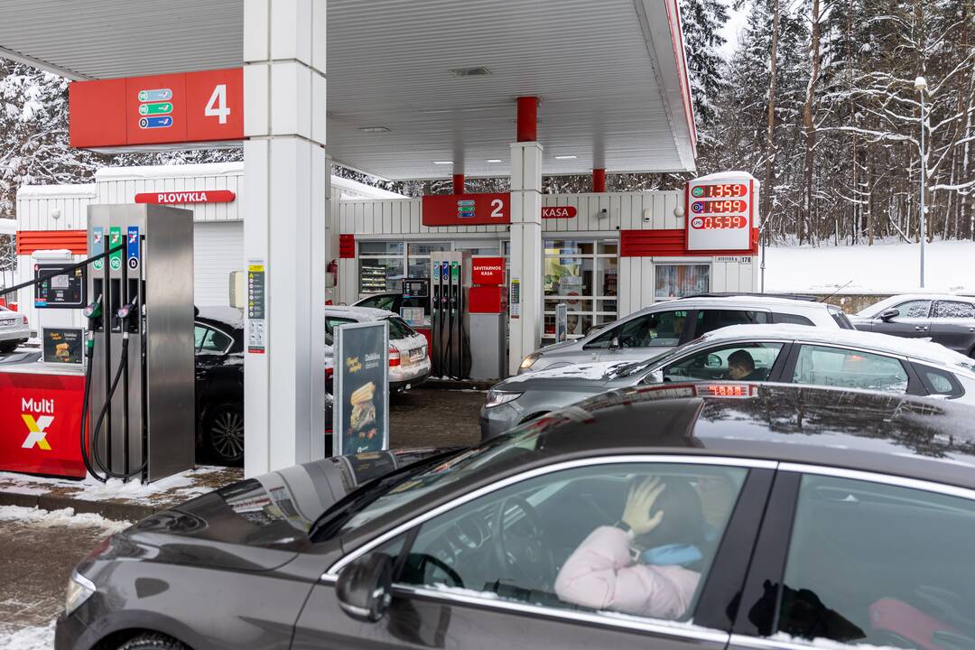 Prie degalinių Vilniuje – automobilių eilės