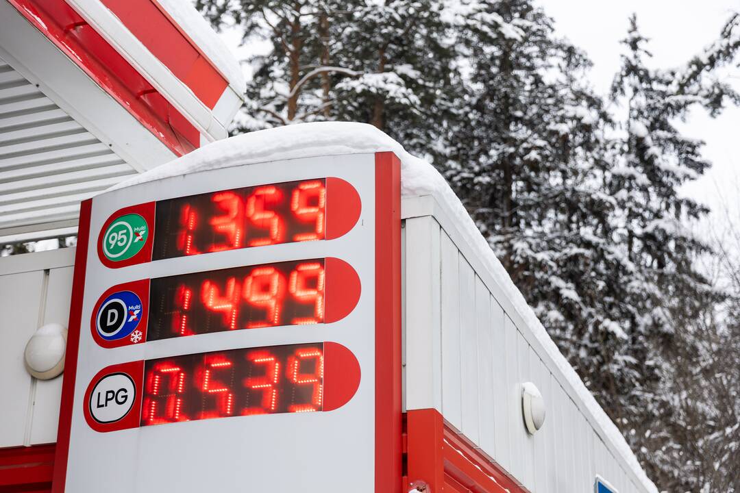 Prie degalinių Vilniuje – automobilių eilės
