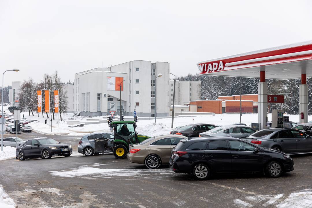 Prie degalinių Vilniuje – automobilių eilės