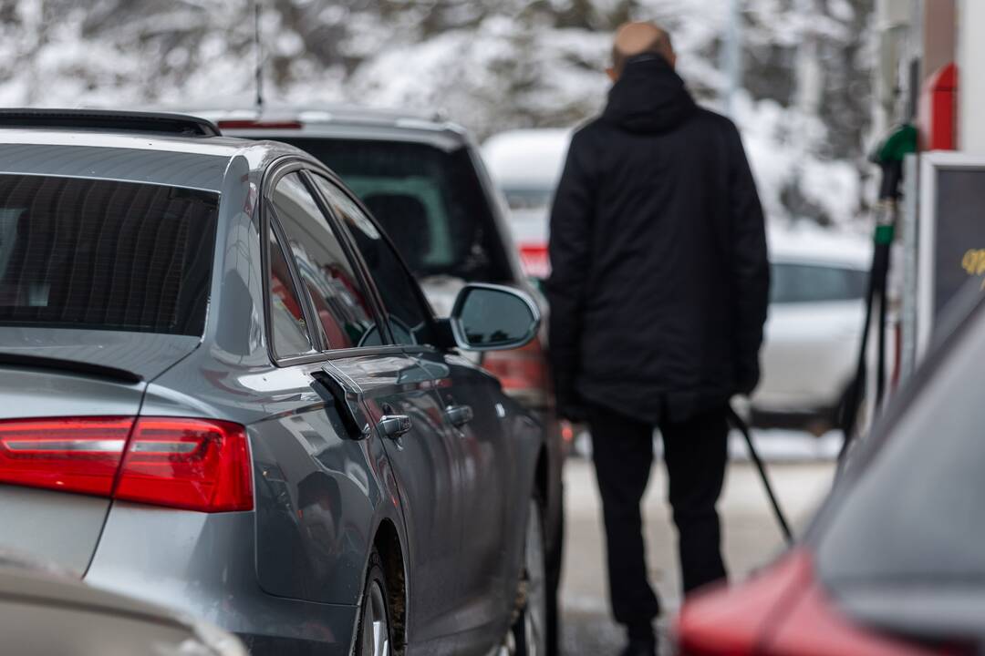Prie degalinių Vilniuje – automobilių eilės
