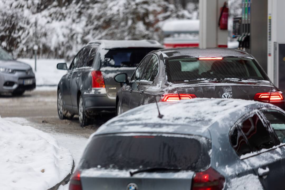 Prie degalinių Vilniuje – automobilių eilės