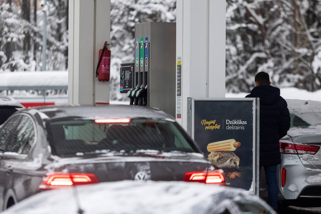 Prie degalinių Vilniuje – automobilių eilės