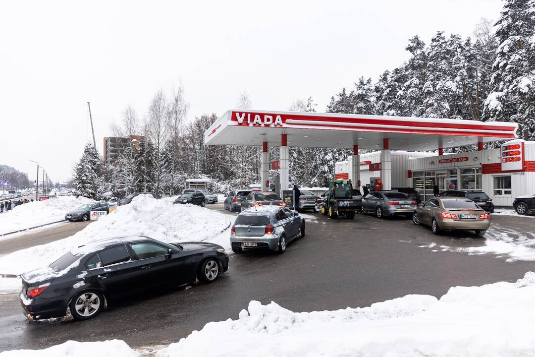 Prie degalinių Vilniuje – automobilių eilės