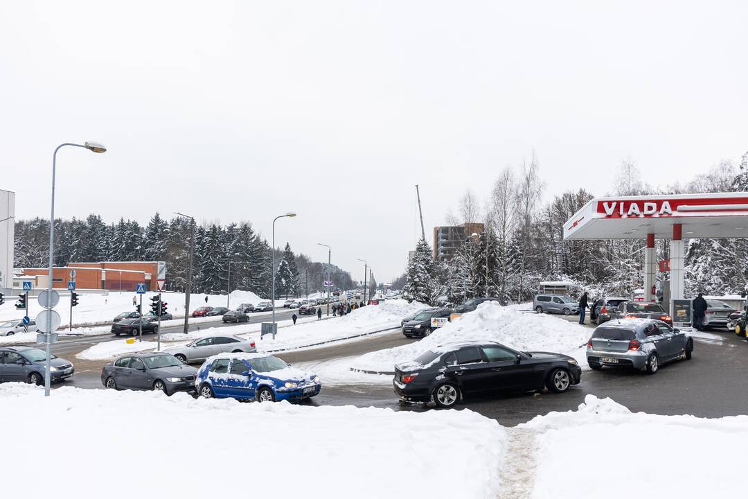 Prie degalinių Vilniuje – automobilių eilės