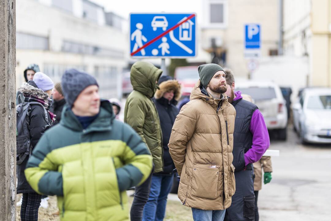 Prieš pieno supirkimo kainas sukilę ūkininkai prie didžiųjų prekybos centrų stato kryžius