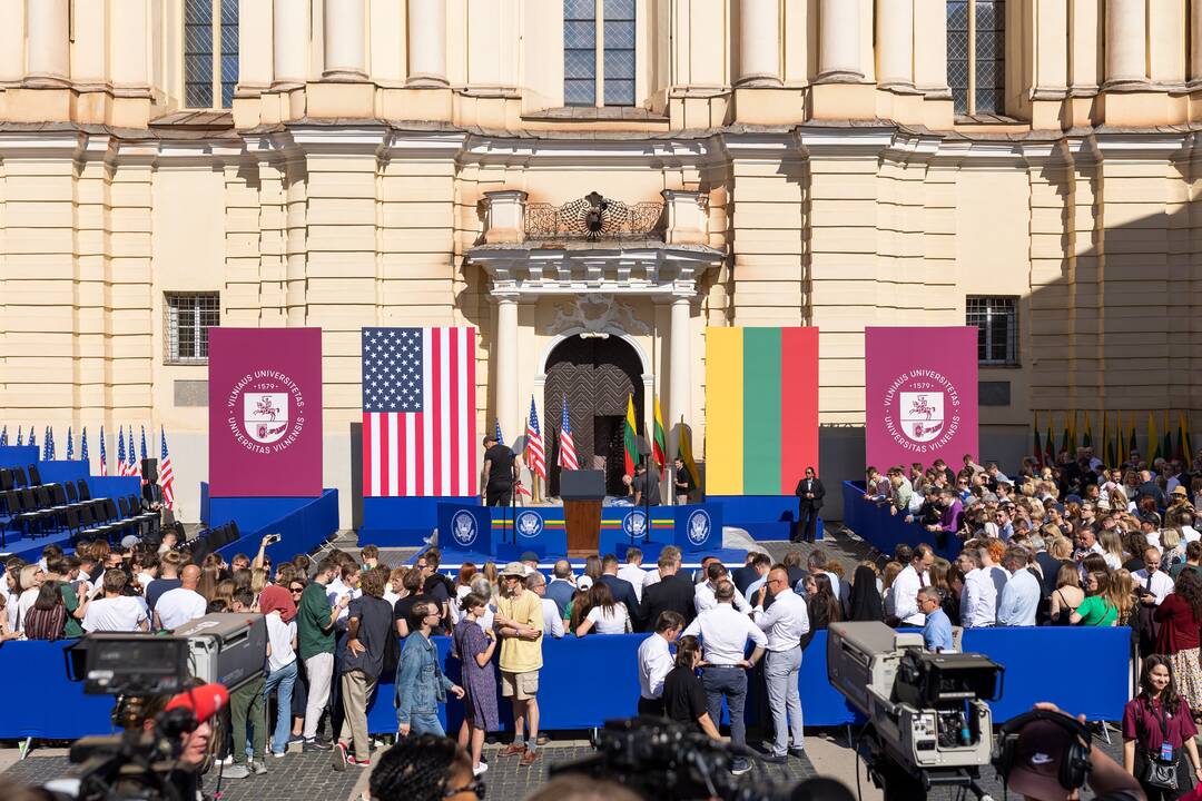 Žmonės renkasi prie Vilniaus universiteto laukdami J. Bideno kalbos