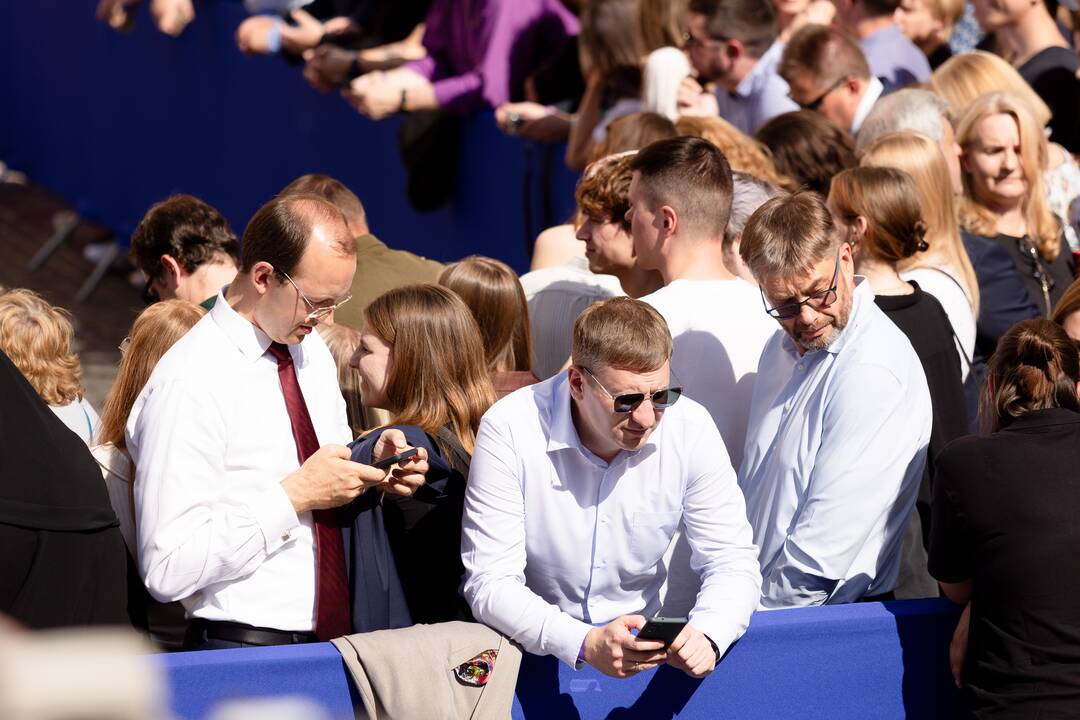 Žmonės renkasi prie Vilniaus universiteto laukdami J. Bideno kalbos
