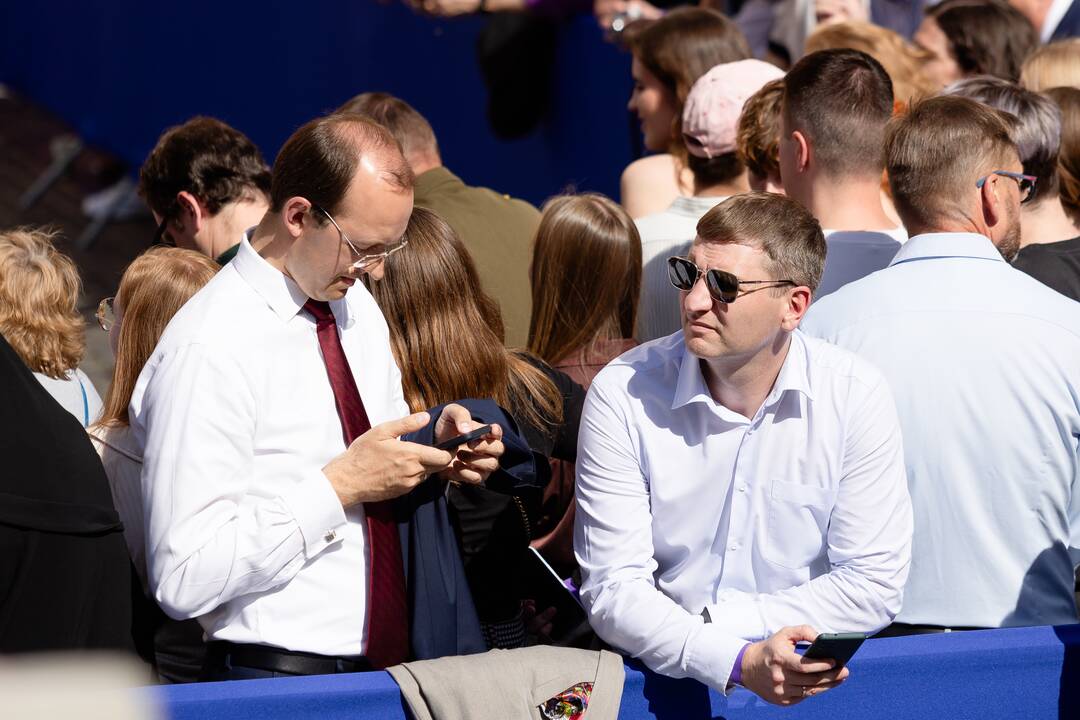 Žmonės renkasi prie Vilniaus universiteto laukdami J. Bideno kalbos