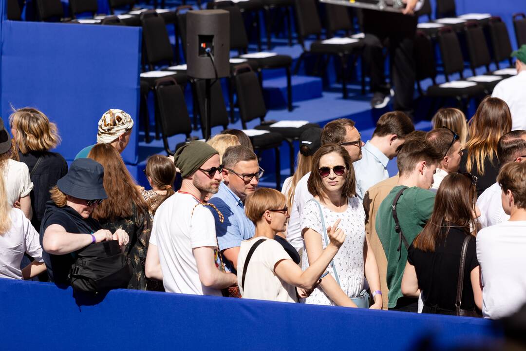 Žmonės renkasi prie Vilniaus universiteto laukdami J. Bideno kalbos