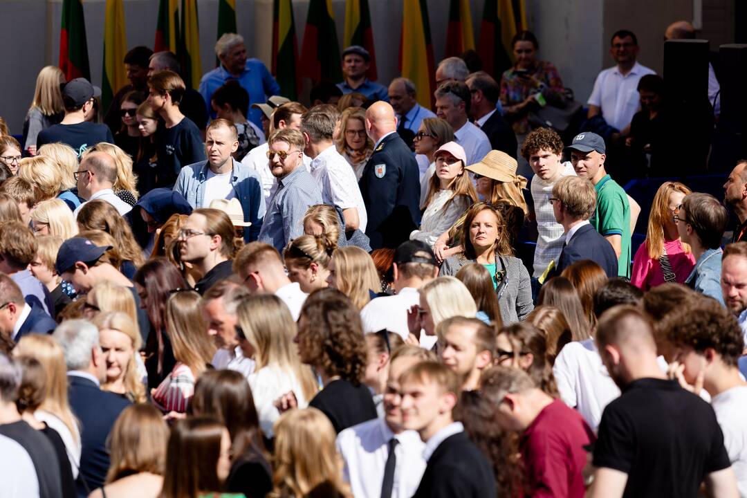 Žmonės renkasi prie Vilniaus universiteto laukdami J. Bideno kalbos