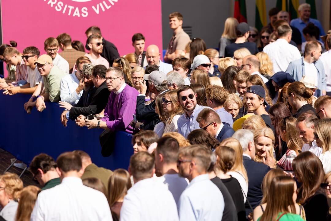 Žmonės renkasi prie Vilniaus universiteto laukdami J. Bideno kalbos