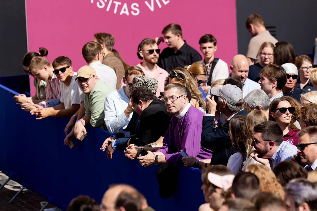 Žmonės renkasi prie Vilniaus universiteto laukdami J. Bideno kalbos