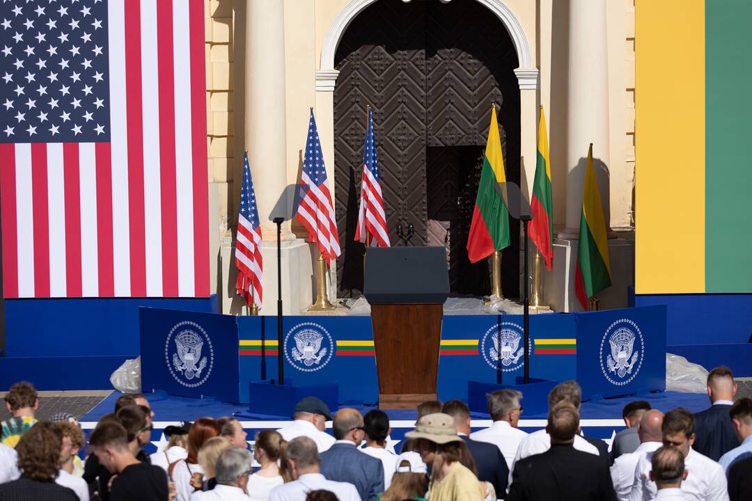 Žmonės renkasi prie Vilniaus universiteto laukdami J. Bideno kalbos