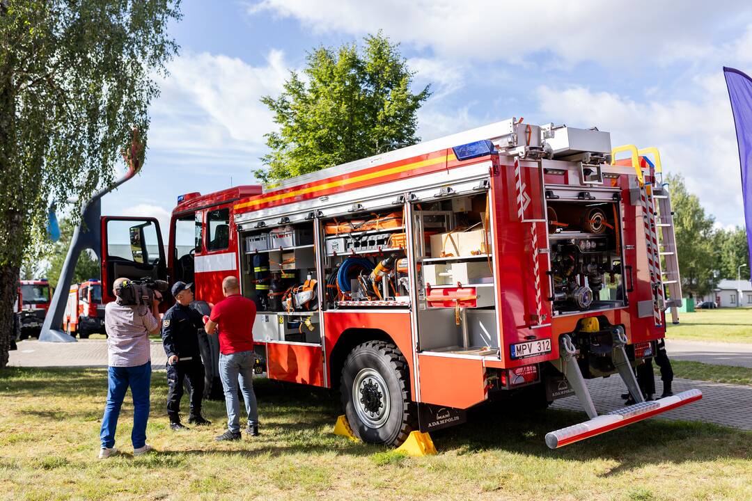 Ugniagesiams perduota 20 naujų gaisrinių automobilių