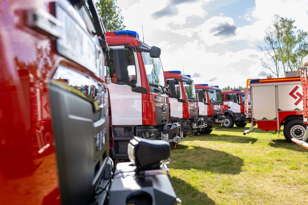 Ugniagesiams perduota 20 naujų gaisrinių automobilių