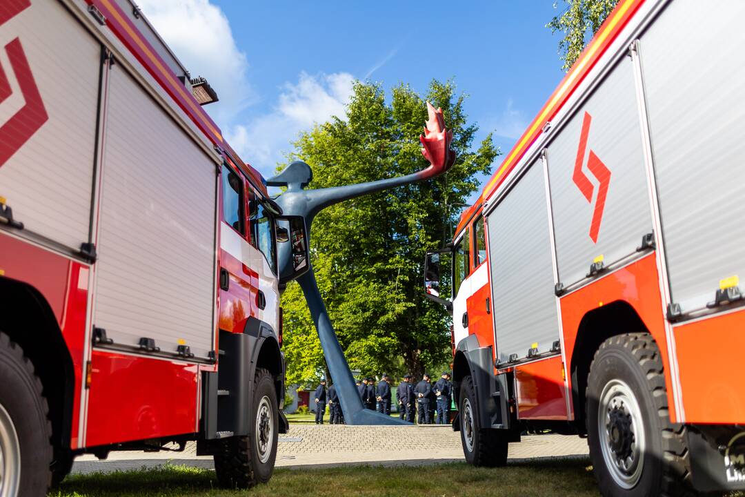 Ugniagesiams perduota 20 naujų gaisrinių automobilių