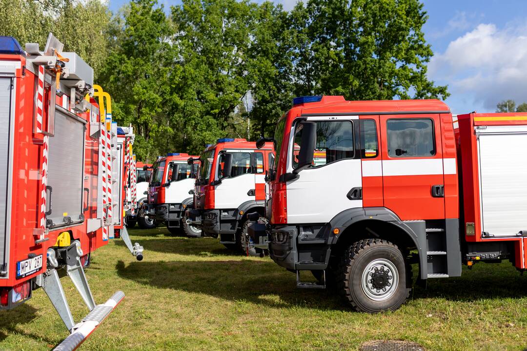 Ugniagesiams perduota 20 naujų gaisrinių automobilių