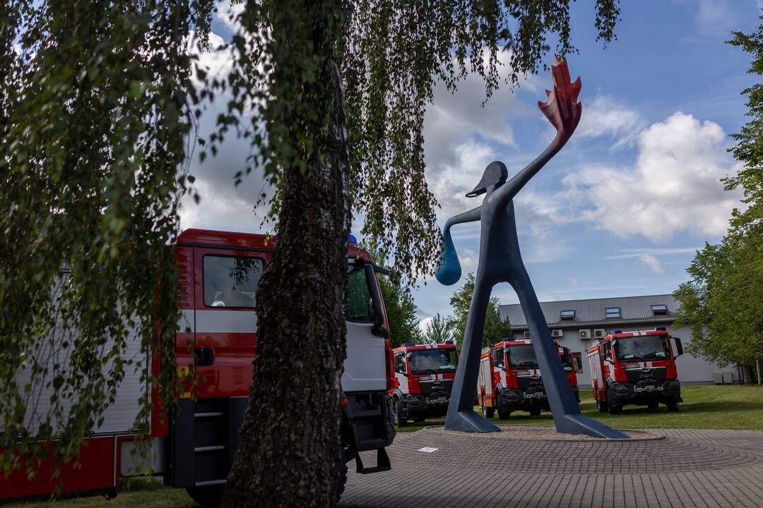 Ugniagesiams perduota 20 naujų gaisrinių automobilių