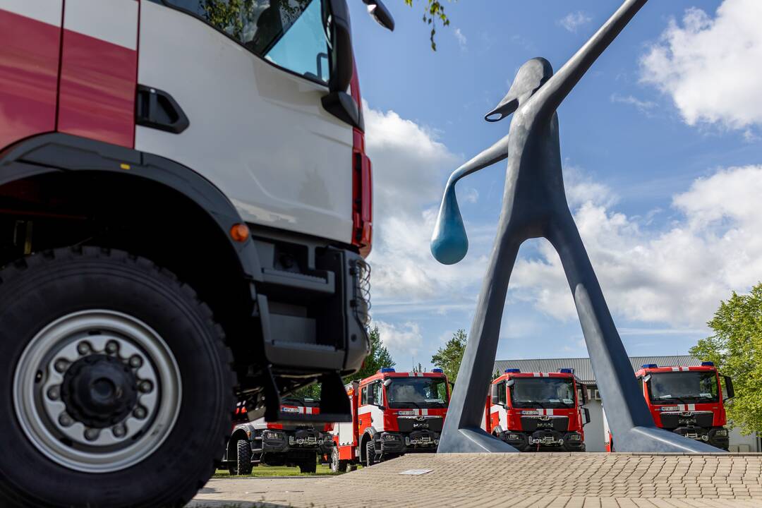 Ugniagesiams perduota 20 naujų gaisrinių automobilių