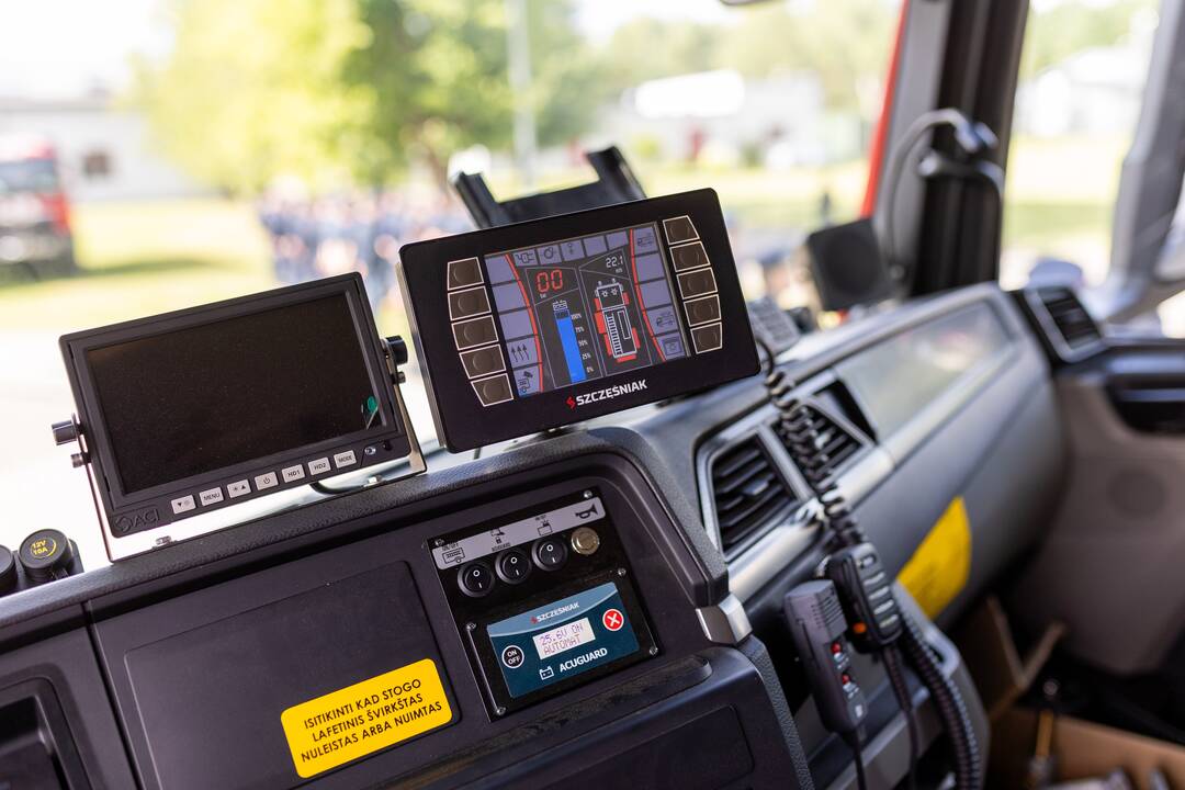 Ugniagesiams perduota 20 naujų gaisrinių automobilių