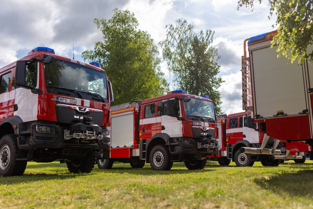 Ugniagesiams perduota 20 naujų gaisrinių automobilių