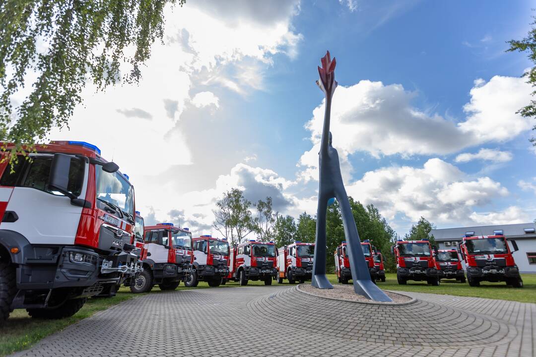 Ugniagesiams perduota 20 naujų gaisrinių automobilių
