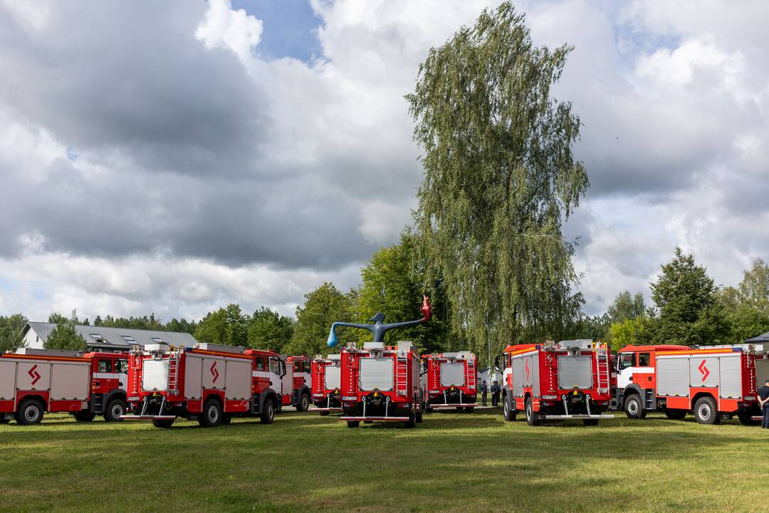 Ugniagesiams perduota 20 naujų gaisrinių automobilių