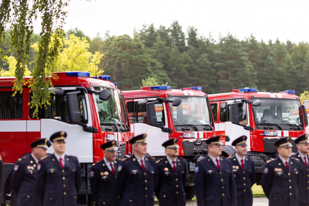 Ugniagesiams perduota 20 naujų gaisrinių automobilių