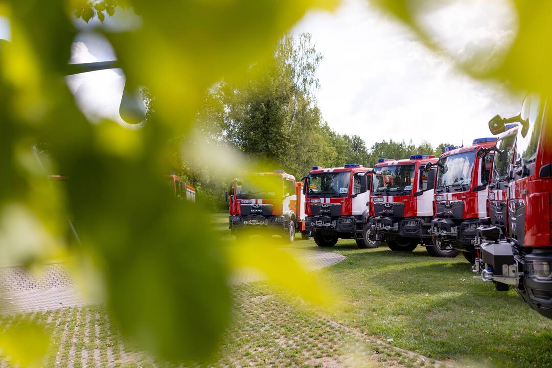 Ugniagesiams perduota 20 naujų gaisrinių automobilių