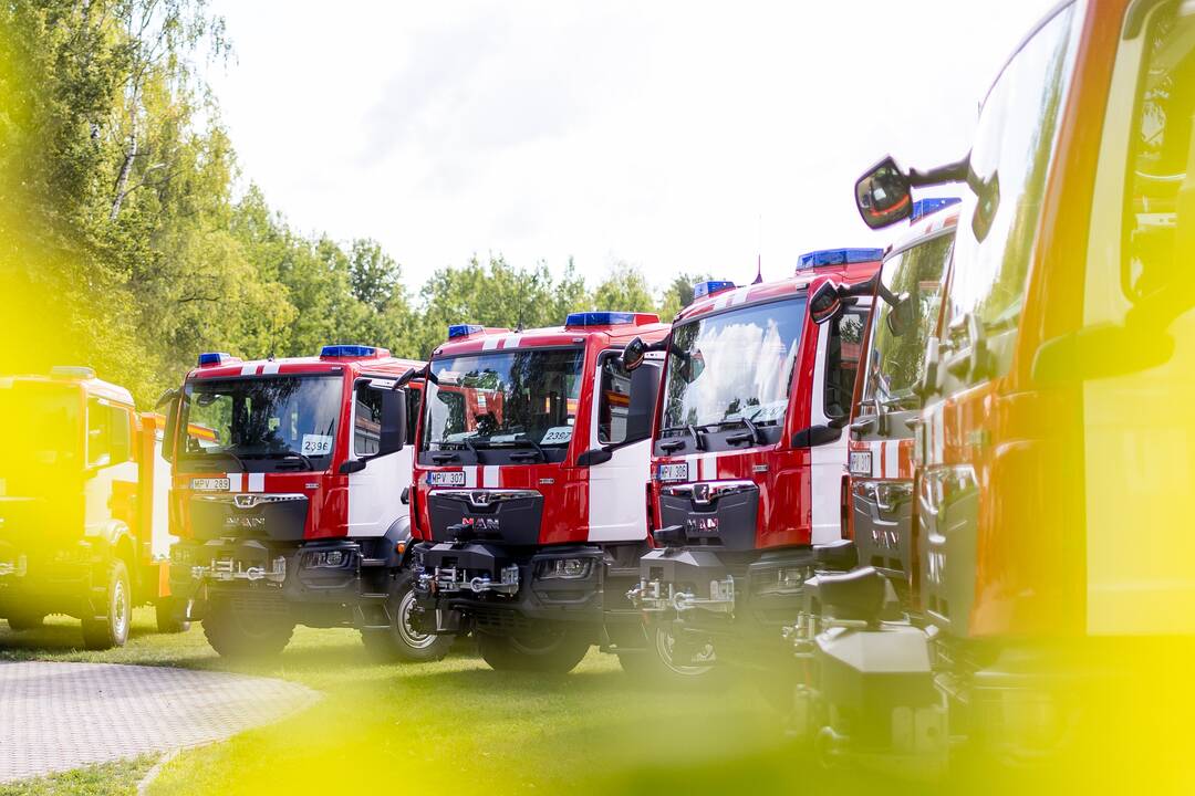 Ugniagesiams perduota 20 naujų gaisrinių automobilių
