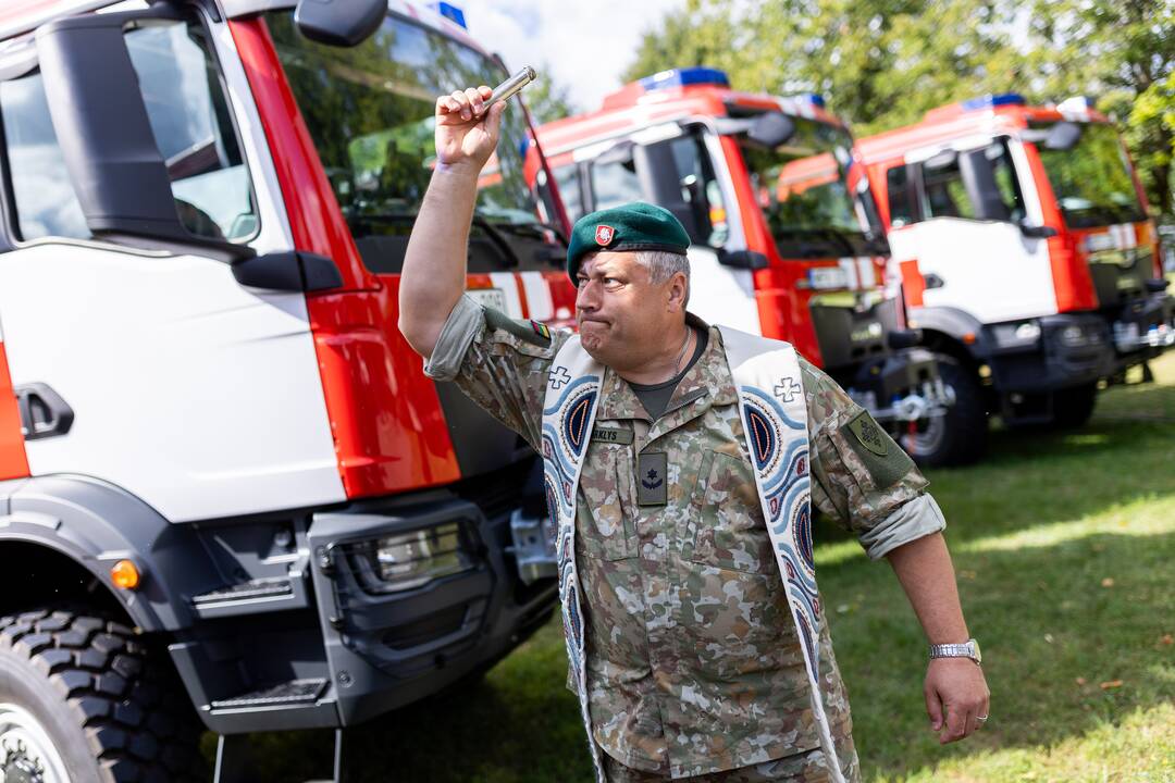 Ugniagesiams perduota 20 naujų gaisrinių automobilių