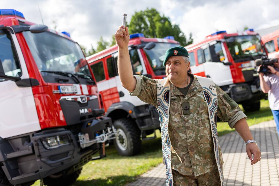 Ugniagesiams perduota 20 naujų gaisrinių automobilių