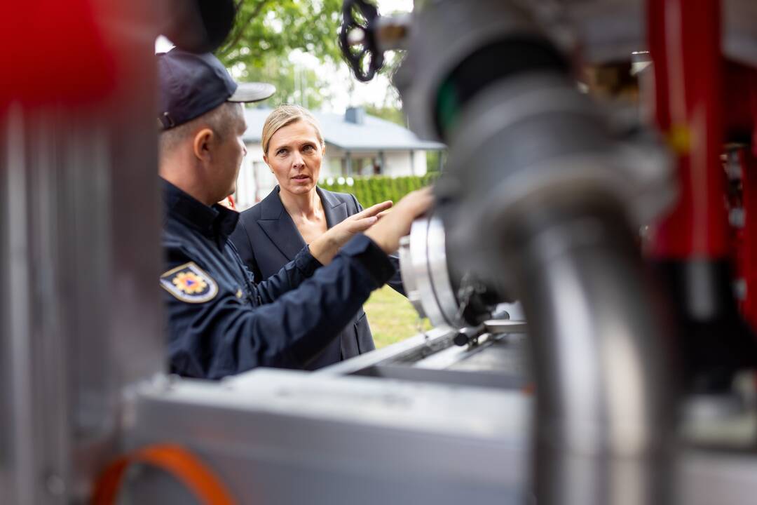 Ugniagesiams perduota 20 naujų gaisrinių automobilių
