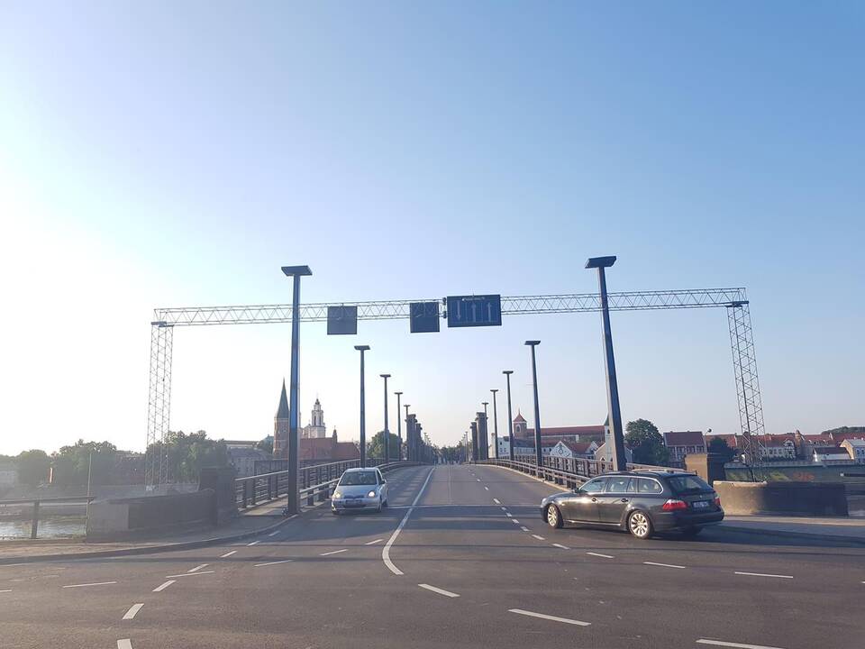 Aleksoto tiltu jau rieda automobiliai
