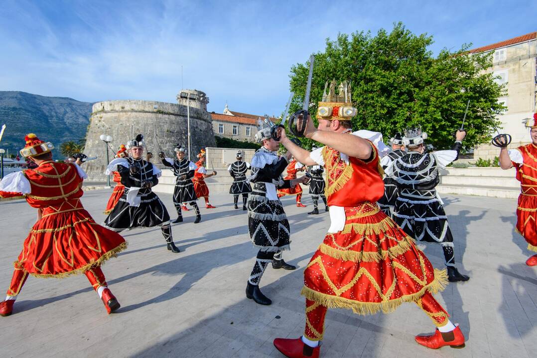 Veikla: didelę gyvenimo dalį praleidusi Serbijoje, E. Šulenta jau dešimtmetį gyvena Kroatijoje, kur įkūrė savo turizmo agentūrą ir veda ekskursijas.