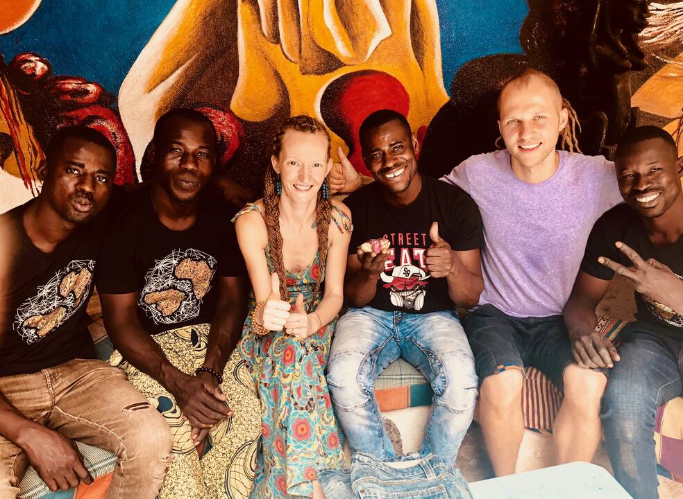 Dosnumas: Lodzės festivalio akimirkos. Pasikrovę saulės energijos Vakarų Afrikoje, I.Žigaitė ir A.Mačiulskis mielai dalijasi ja su kitais. 