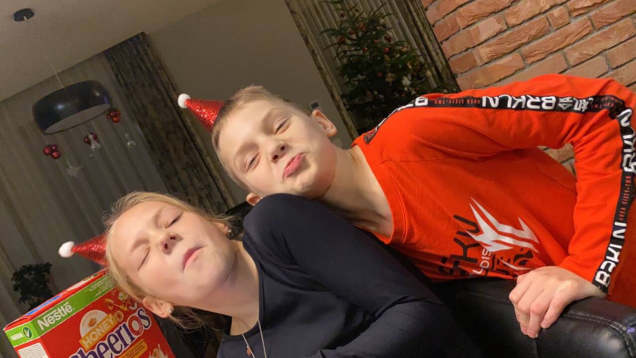 Trofėjai: dailiojo čiuožimo varžybose gyvuoja tradicija po pasirodymo čiuožėjams mesti ant ledo minkštą žaisliuką. Visi šie minkštukai skirti Agnei.