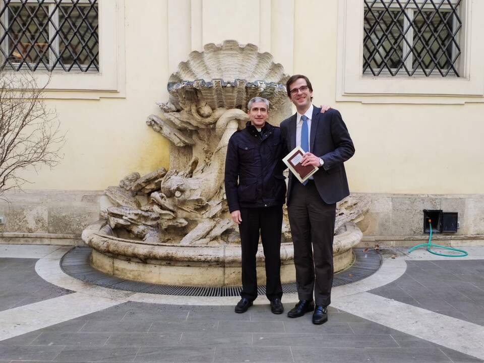 Misija: po  teologijos ir kanonų teisės studijų Romoje kunigas V.Saladis ketina grįžti į Lietuvą ir prisidėti prie "Opus Dei" veiklos.